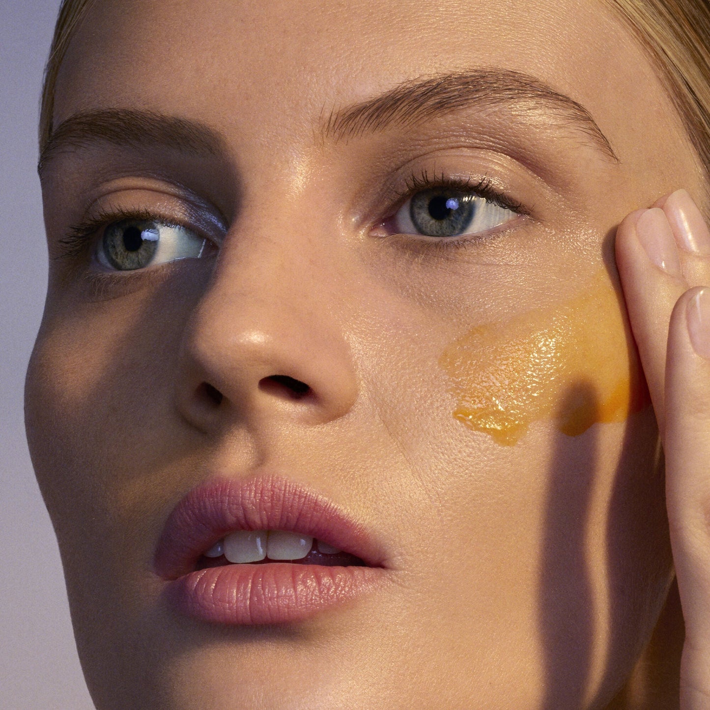 youth-boosting-advanced-night-retinoid-serum-regular-g0 080222_Florence_ANR_0403_IGF_V2.jpg