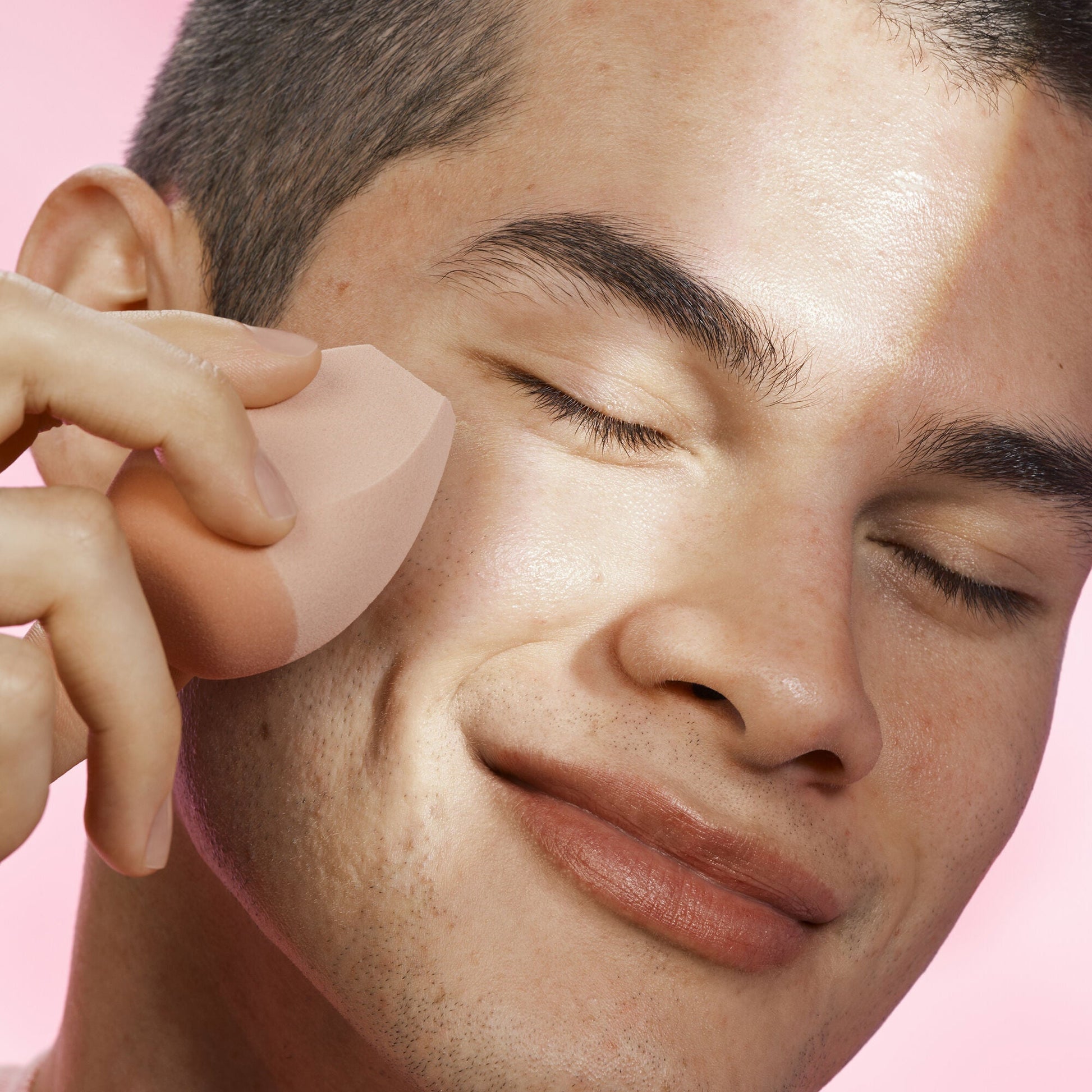 halo-glow-angled-silicone-face-sponge-y5 102124_HGST_Alfredo_Application_0134_v2_RGB_IGF.jpg