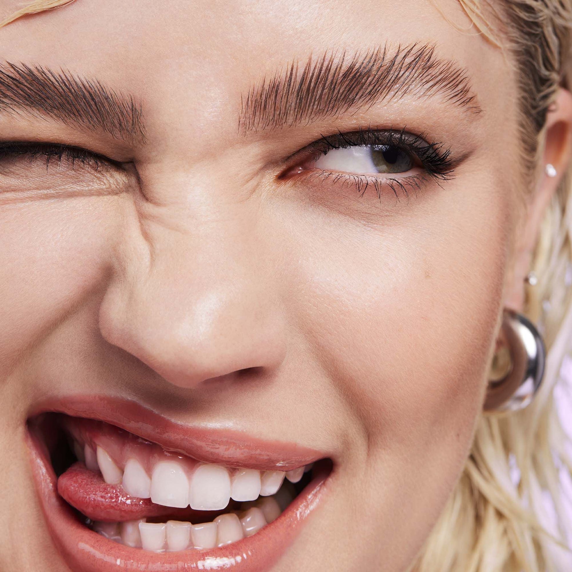 brow-laminating-gel-o1 110923_Genevieve_BrowGel_App-Vibe_6982_RGB_IGF.jpg