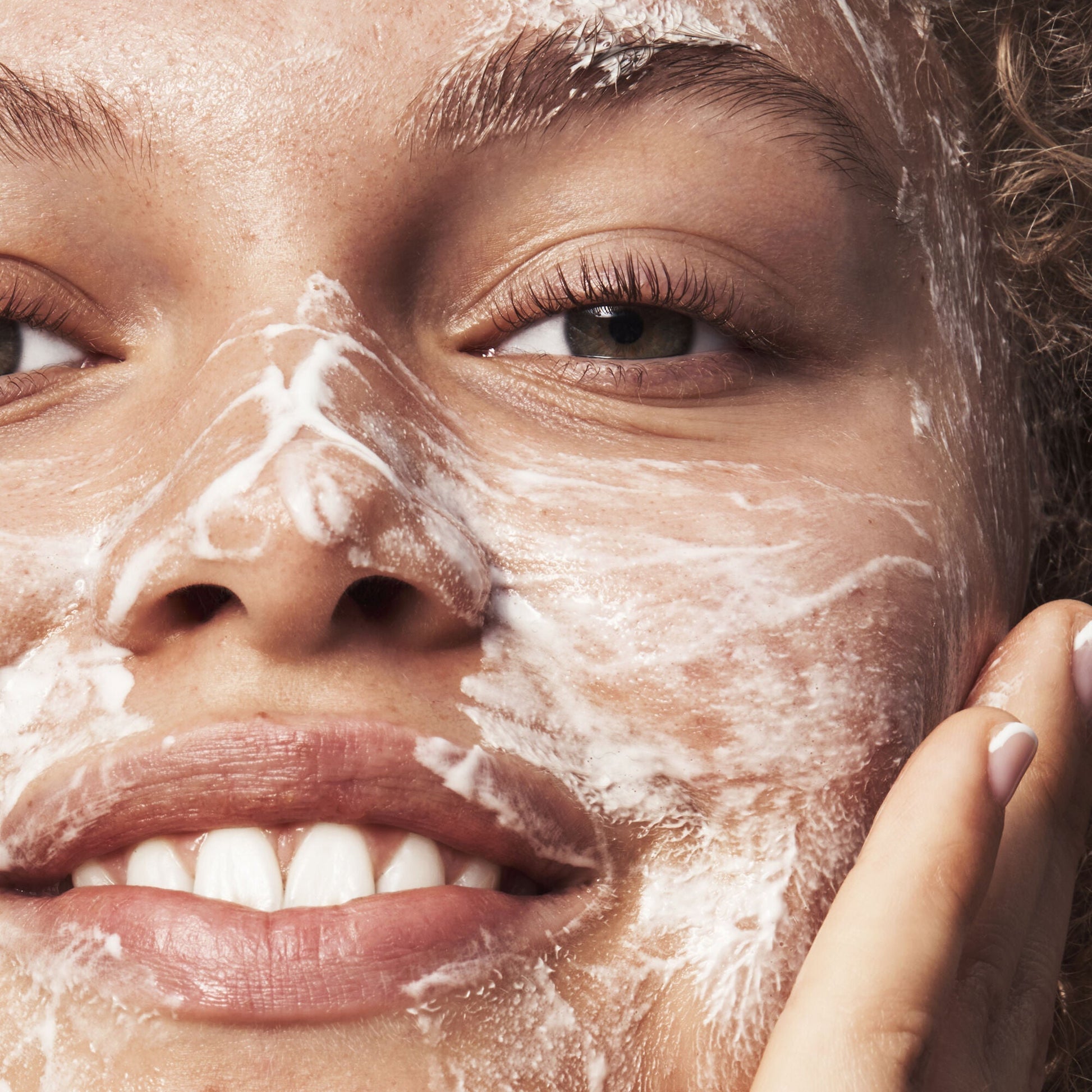 blemish-breakthrough-acne-calming-water-cream-mini-y2 121321_Marley-Acne-Regimen_0117_FINAL_IGF_7be73b38-8681-4e47-be60-37d940df0d6e.jpg