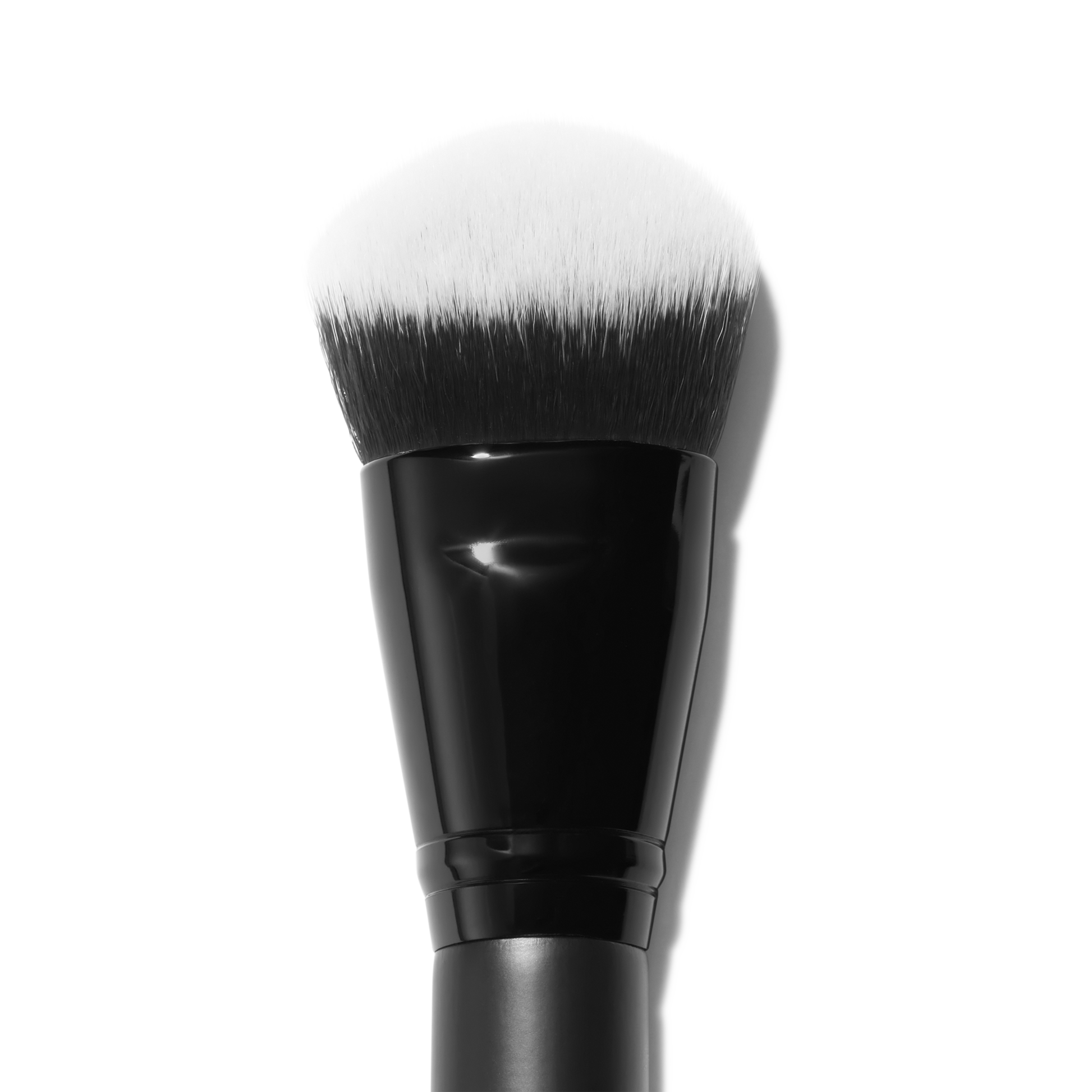 smooth-swipe-foundation-brush-i0 81456_Detail_R.png
