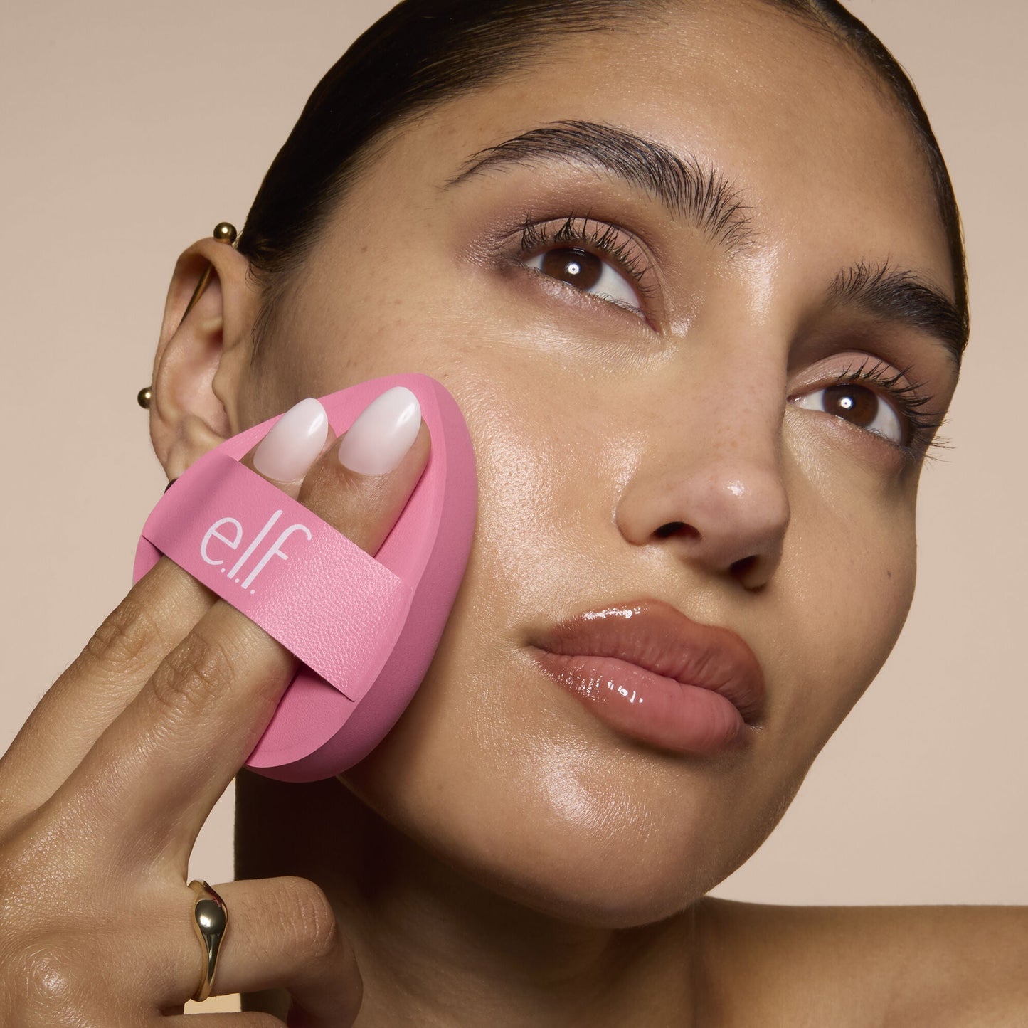 pillow-puff-foundation-sponge-i6 81838_MOM_PILLOW_PUFF_FOUNDATION_SPONGE_TOOL_SHOT_SONALI_0126_V2.jpg